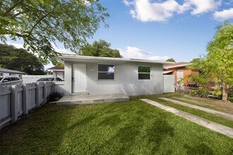 2009 NW 32nd St in Miami, FL - Building Photo - Building Photo