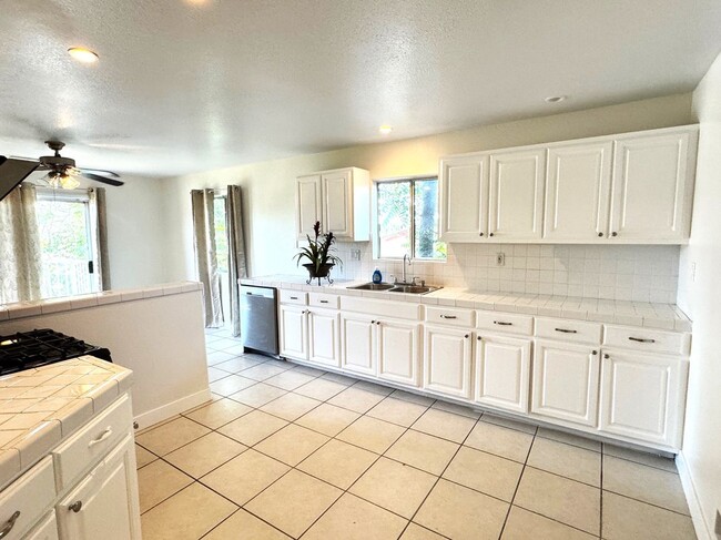 728 5th Ave in La Habra, CA - Foto de edificio - Building Photo