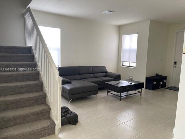 11064 W 33rd Way in Hialeah, FL - Foto de edificio - Building Photo