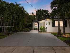 26 NE 3rd St in Dania Beach, FL - Building Photo - Building Photo
