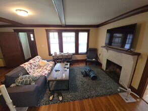 283 Lowell Ave, Unit #1 in Newton, MA - Foto de edificio - Building Photo