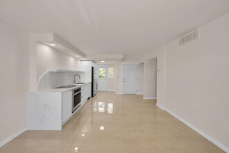 1575 Euclid Ave in Miami Beach, FL - Building Photo - Building Photo