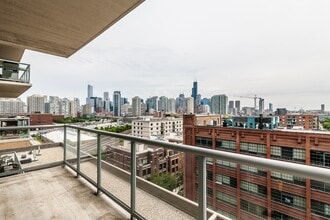 Mondial River West in Chicago, IL - Foto de edificio - Building Photo