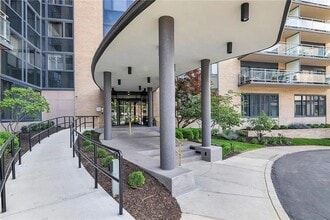 4545 Wornall Rd, Unit 309 in Kansas City, MO - Building Photo - Building Photo