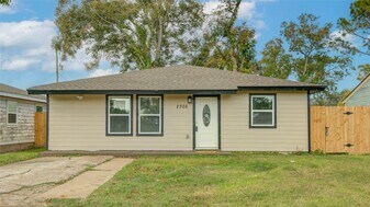 2306 19th Ave N in Texas City, TX - Building Photo