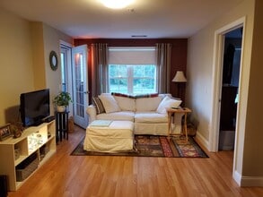 4 Crestview Cir in Londonderry, NH - Building Photo - Building Photo