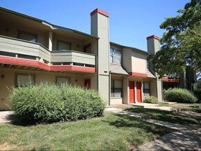 Stonehaven Apartments in Hazelwood, MO - Foto de edificio - Building Photo