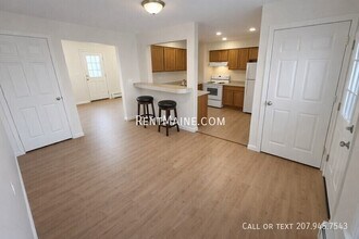 35 Valley View Ln, Unit A in Bangor, ME - Foto de edificio - Building Photo