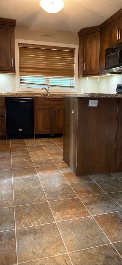 1581 Rae St in Regina, SK - Building Photo - Building Photo