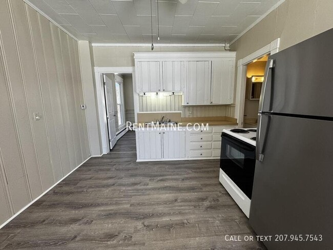 73 Mt Pleasant Ave, Unit 2 in Skowhegan, ME - Foto de edificio - Building Photo