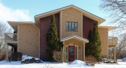 Whitman Place Apartments in Oconomowoc, WI - Foto de edificio - Building Photo