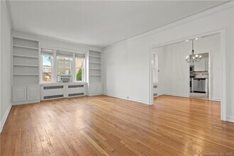 70 Strawberry Hill Ave in Stamford, CT - Foto de edificio - Building Photo