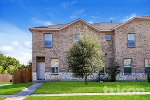 1990 Timber Oaks Dr in Garland, TX - Building Photo