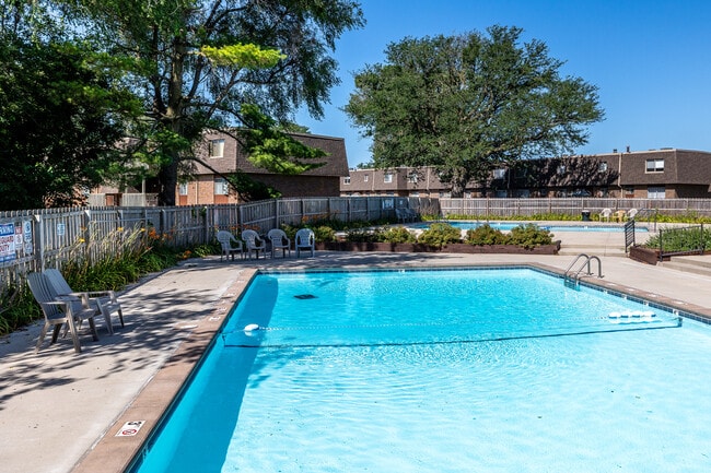 Normandy Terrace Apartments in West Des Moines, IA - Foto de edificio - Building Photo