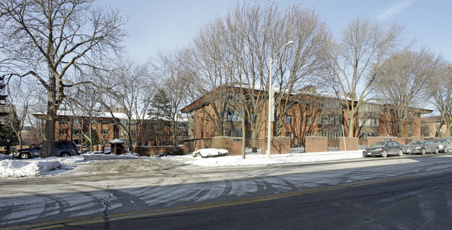 L' Hermitage in Milwaukee, WI - Foto de edificio - Building Photo