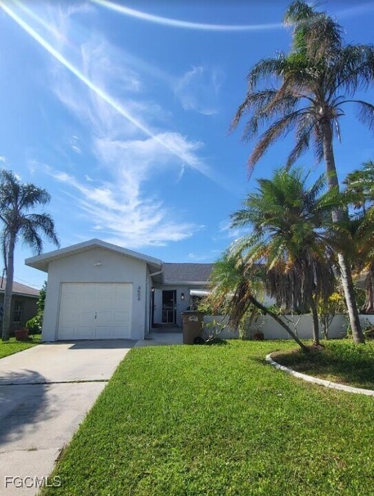 4504 SW 7th Pl in Cape Coral, FL - Building Photo