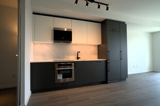 689 The Queensway in Toronto, ON - Building Photo - Building Photo