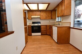 805 NE Ash Ct in Oakland, OR - Building Photo - Building Photo