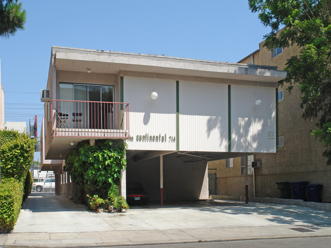 714 N West Knoll Dr in West Hollywood, CA - Building Photo - Building Photo