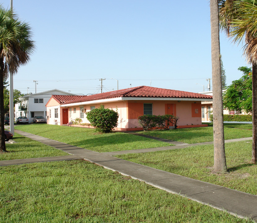 Windemere Apartments in North Miami Beach, FL - Building Photo