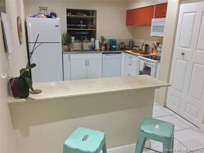 2324 Van Buren St-Unit -103 in Hollywood, FL - Building Photo - Building Photo