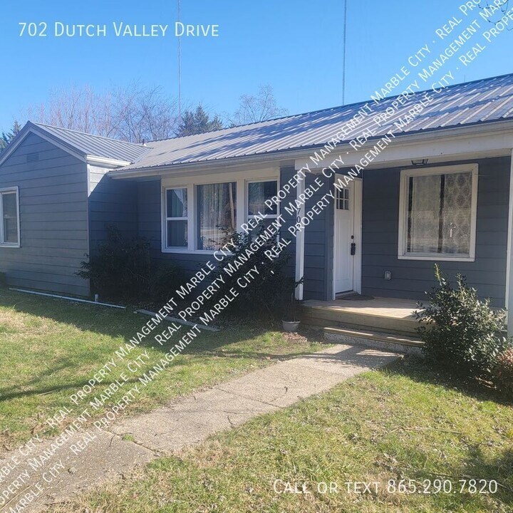 702 Dutch Valley Dr in Knoxville, TN - Building Photo