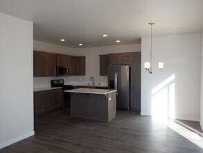 932 NE Paula Dr in Bend, OR - Building Photo - Building Photo