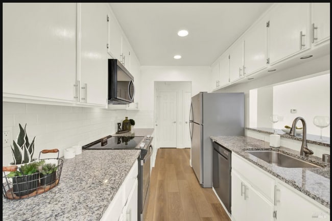 21100 Gary Dr in Hayward, CA - Building Photo - Building Photo