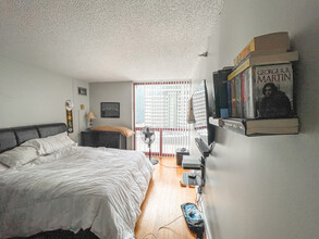 200 N Dearborn St, Unit 907 in Chicago, IL - Building Photo - Building Photo