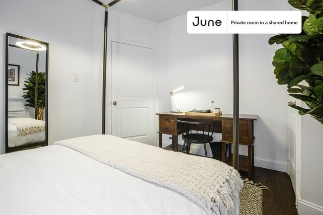 Private bedroom in 3 bed/1 bath Home in New York, NY - Building Photo - Building Photo