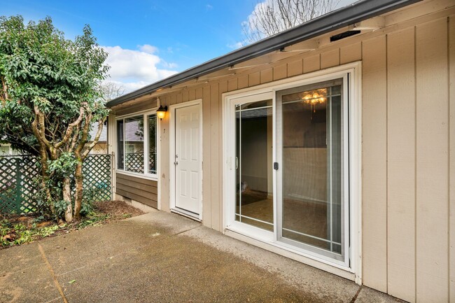 Jennings Lodge Apartments in Portland, OR - Foto de edificio - Building Photo