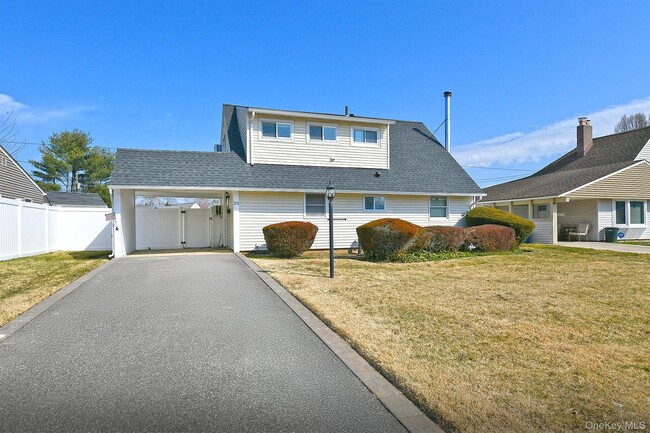 33 Robin Ln in Levittown, NY - Building Photo - Building Photo
