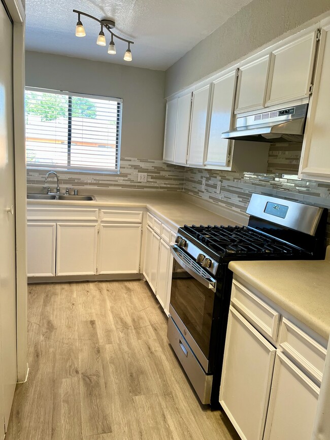 Pine Valley Estates Apartments in El Paso, TX - Foto de edificio - Building Photo