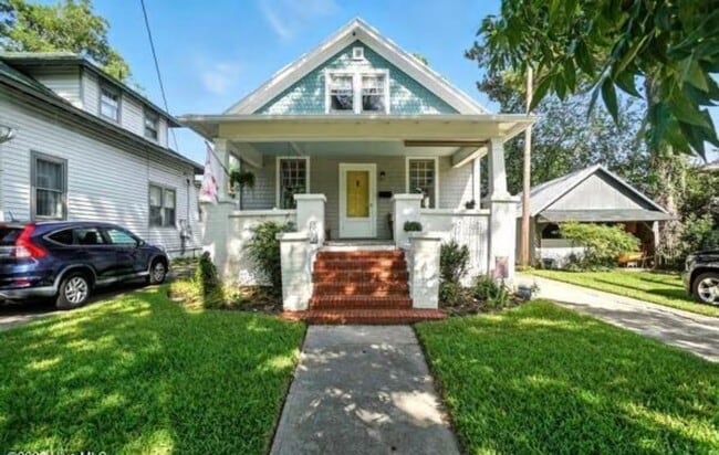 property at 307 S Oakum St