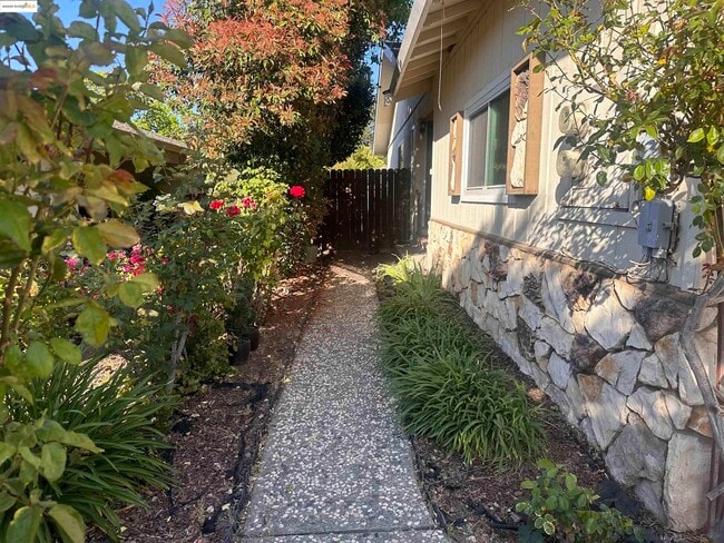 399 W Angela St in Pleasanton, CA - Foto de edificio - Building Photo