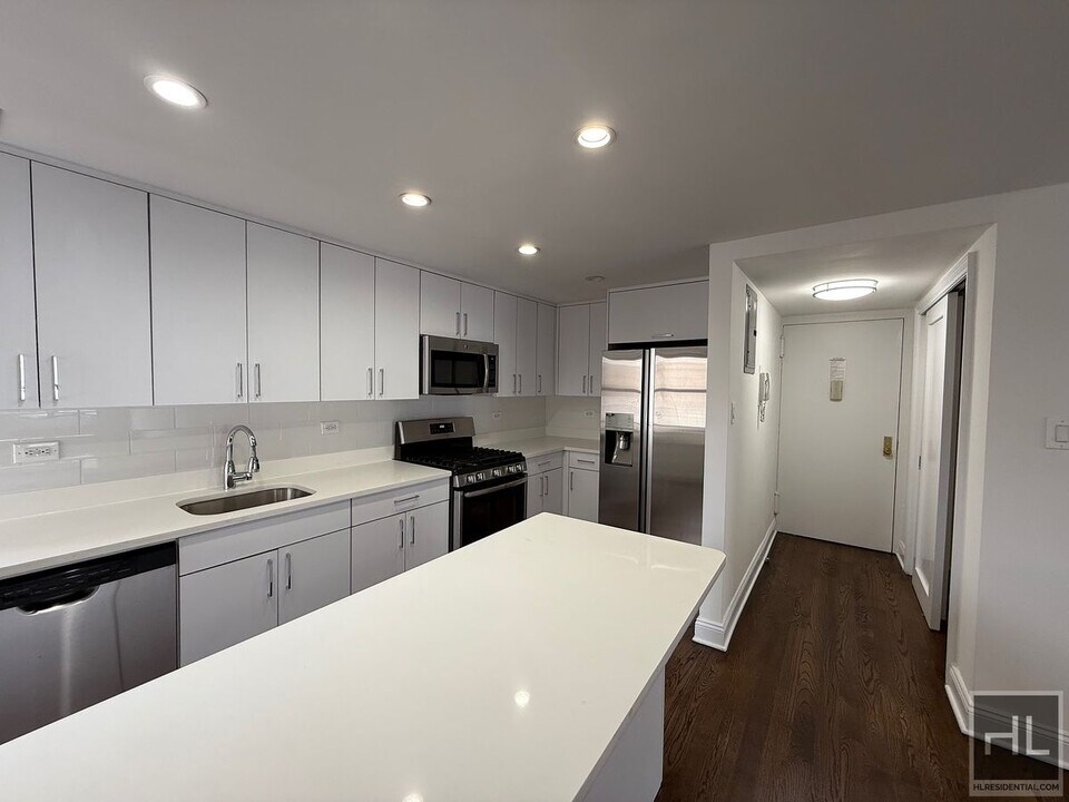 E 16 ST in New York, NY - Building Photo