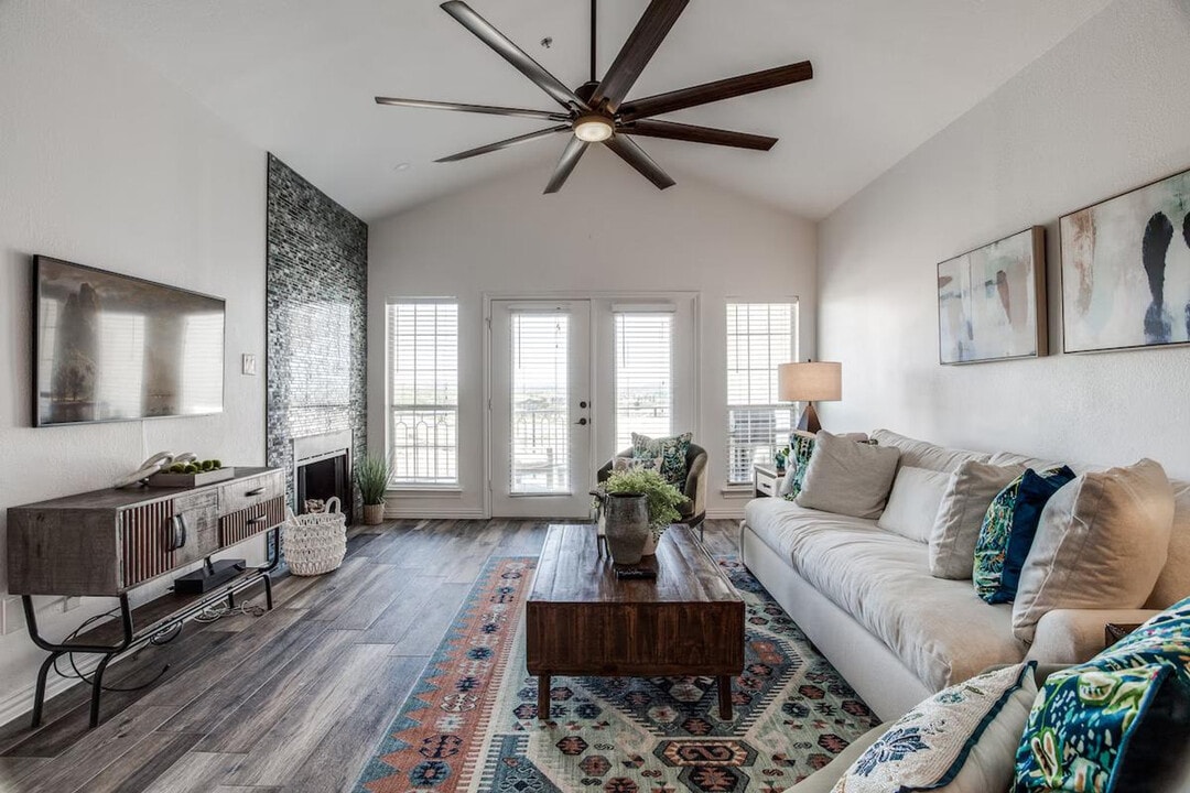 3308 Parliament Cove in Lago Vista, TX - Foto de edificio