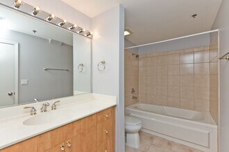 520 W Huron St, Unit 206 in Chicago, IL - Building Photo - Building Photo
