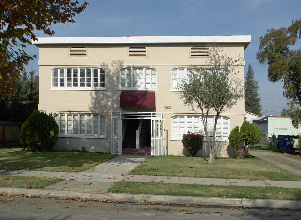 745 E Home Ave in Fresno, CA - Foto de edificio