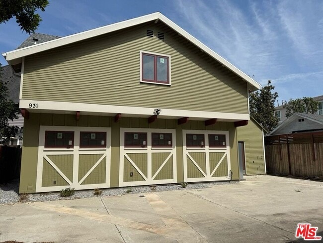 property at 929 W 23rd St