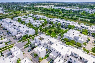 10445 NW 66th St in Doral, FL - Building Photo - Building Photo