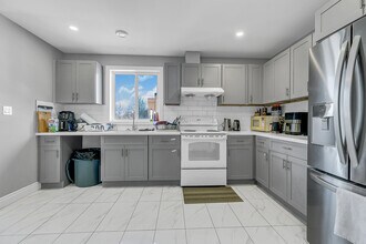 652 Bridge Av in Windsor, ON - Foto de edificio - Building Photo