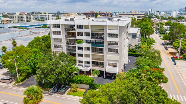9300 Bay Harbor Ter, Unit Room for rent in Bay Harbor Islands, FL - Foto de edificio - Building Photo