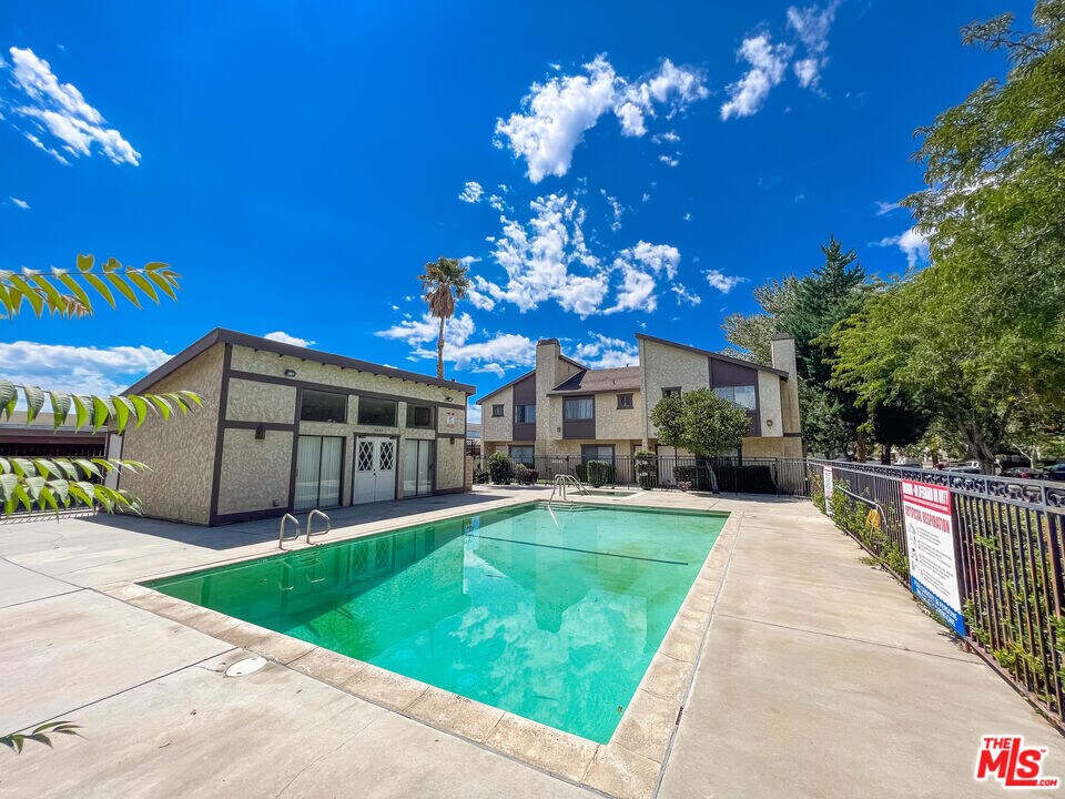 1304 W Ave J4 in Lancaster, CA - Building Photo