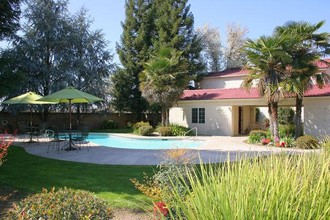 Golden Oak Apartments in Visalia, CA - Foto de edificio - Building Photo