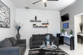 Huntington Park Apartments in El Paso, TX - Building Photo - Interior Photo