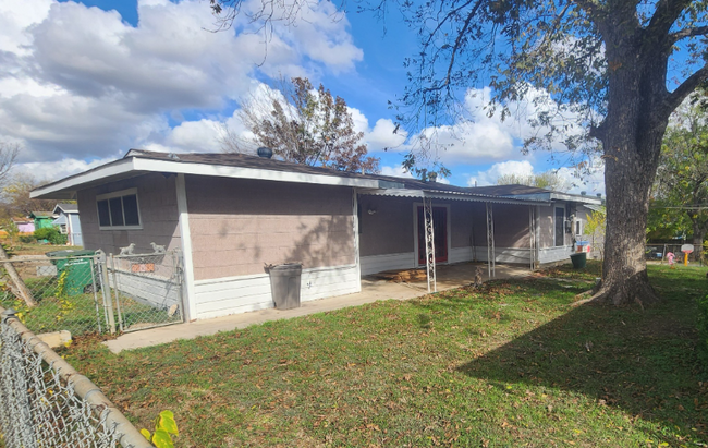 102 Metz Ave in San Antonio, TX - Building Photo - Building Photo