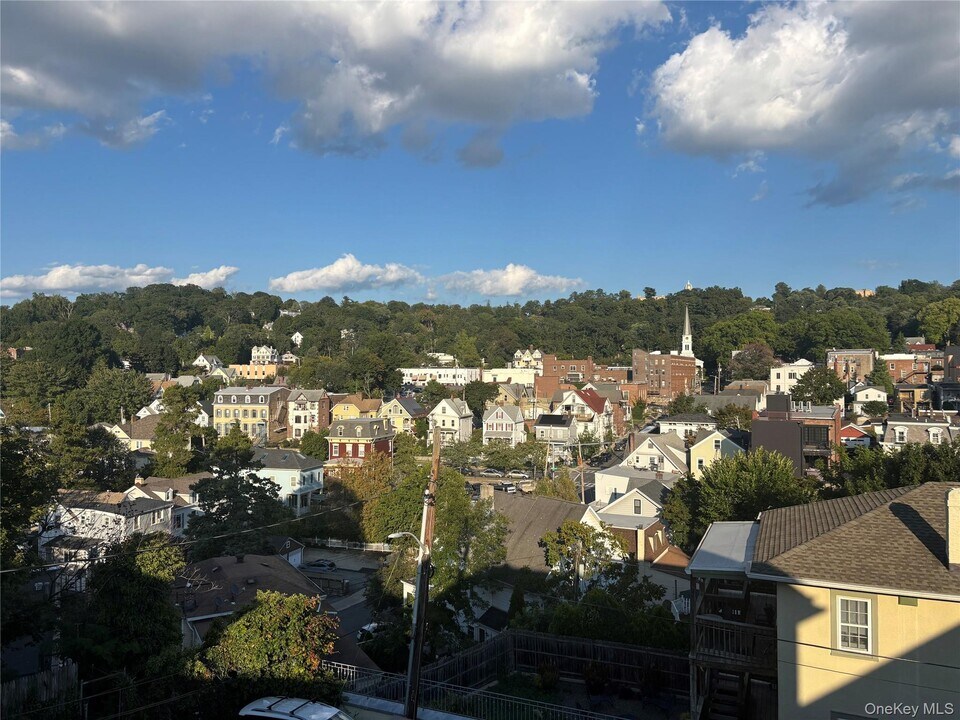 15 Baylis Ct in Tarrytown, NY - Building Photo