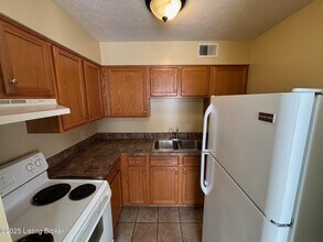 901 Colonial Park Dr in Jeffersonville, IN - Building Photo - Building Photo