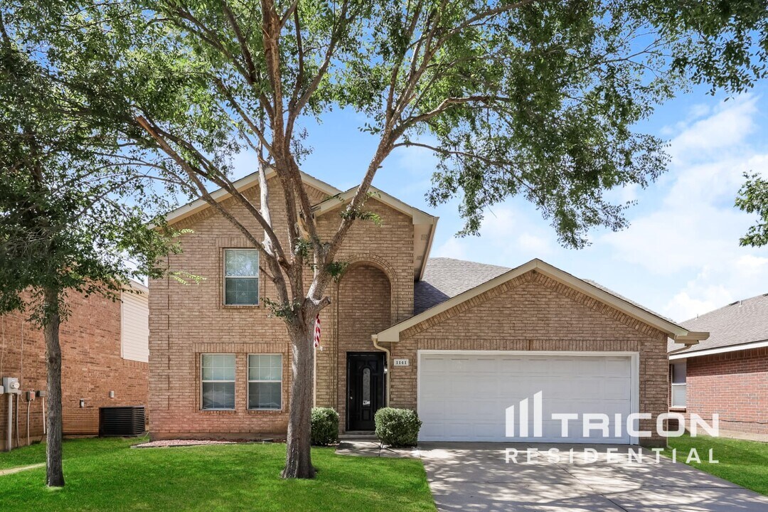 1141 Browntop St in Crowley, TX - Foto de edificio